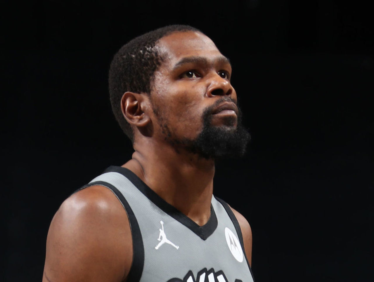 关于杜兰特重返赛场，出色发挥首场状态出色，瑞士队观众沸腾！引发球迷热议的信息